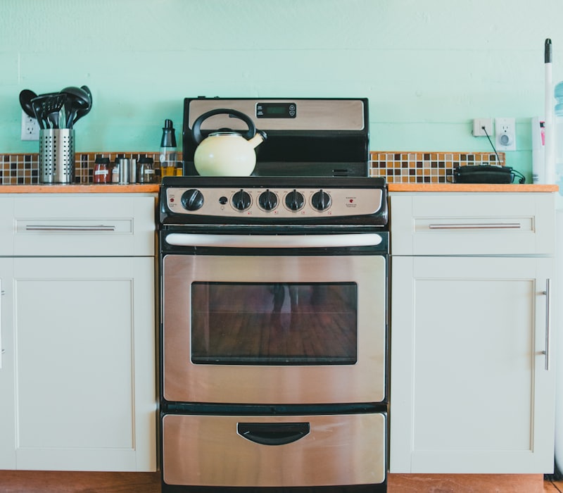 Freestanding gas cooking range with an oven